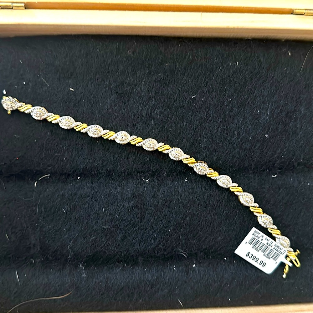 Gov. 1/4 CTTW, diamond bracelet.